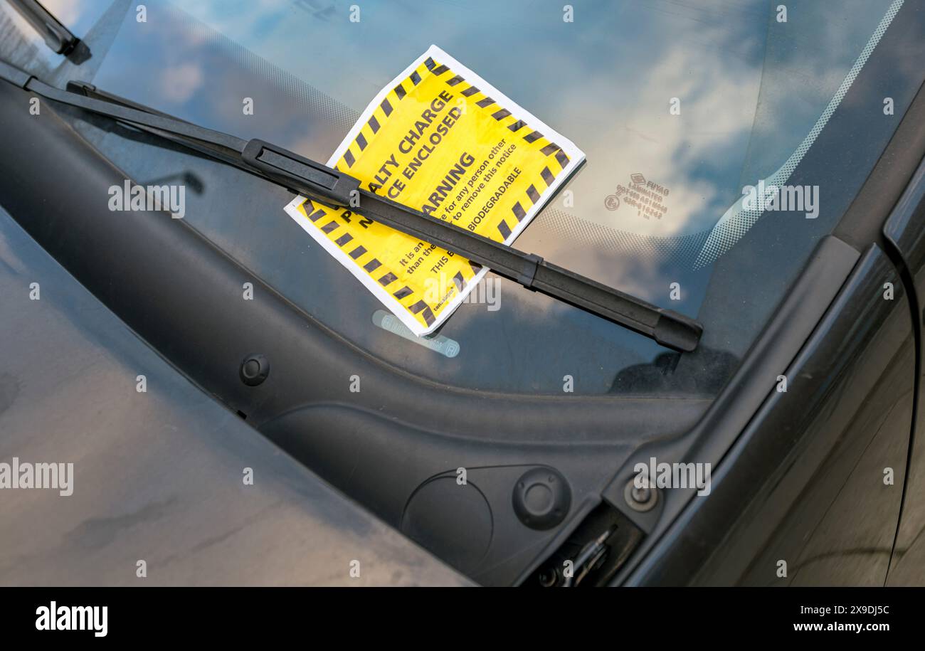 Hinweis auf Parkgebühren an der Windschutzscheibe Stockfoto