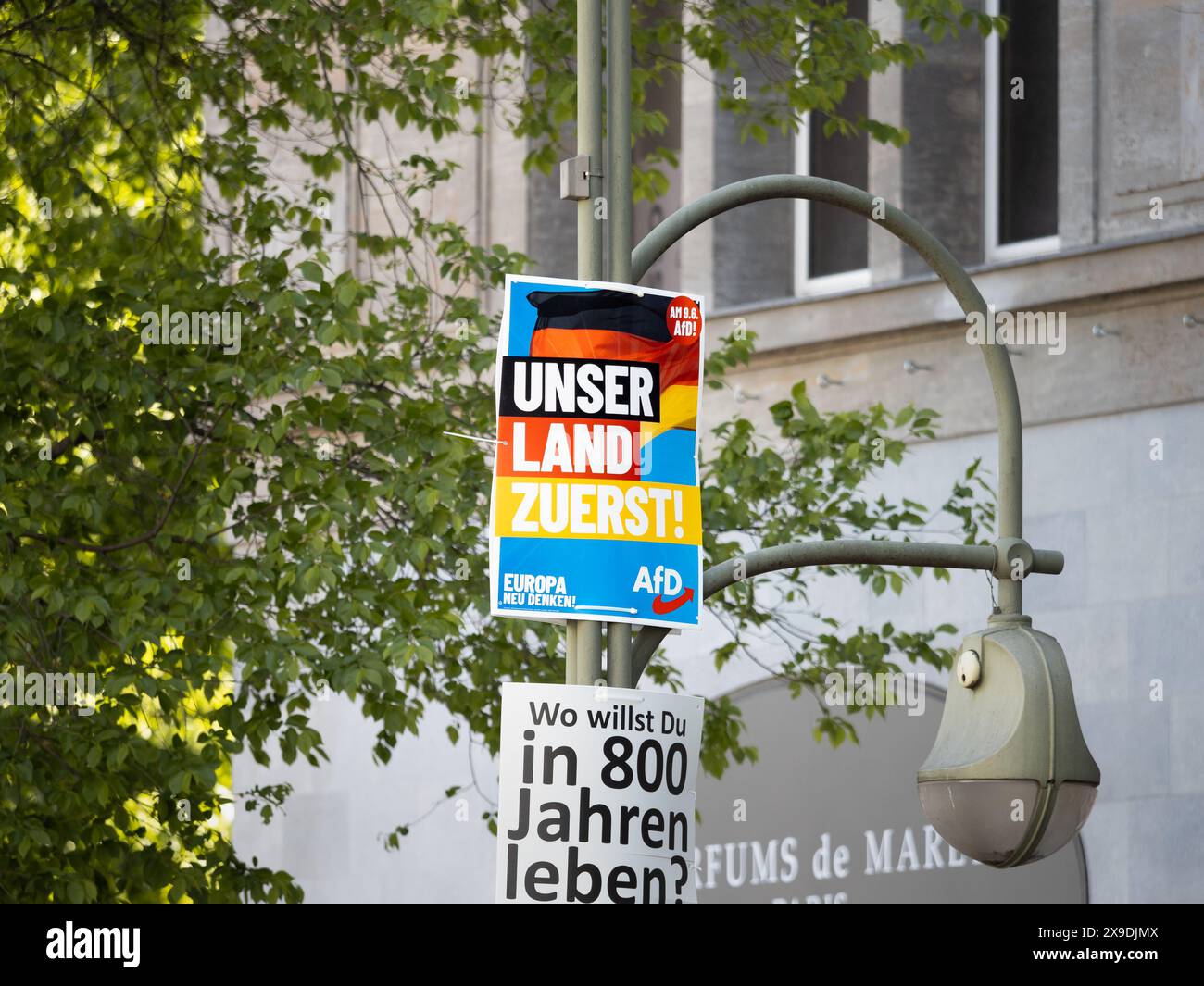 AFD-Wahlkampfplakat auf einer Straßenlaterne, um für die Europawahlen 2024 zu werben. Deutsches politisches Plakat der Rechten und Konservativen. Stockfoto
