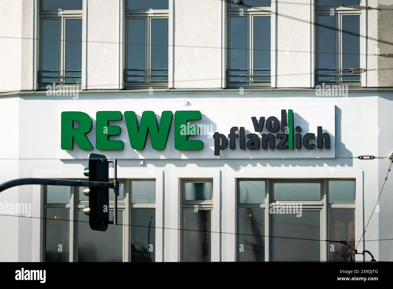 REWE voll pflanzlich (komplett veganes) Logo-Zeichen des Supermarktes. Pflanzliche Lebensmittel in Friedrichshain, Warschauer Straße. Fleischfreie Speisen. Stockfoto
