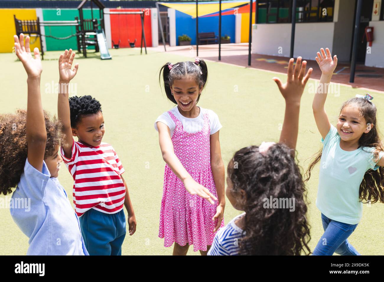Der Schulspielplatz ist lebhaft und die Kinder spielen vielfältig Stockfoto