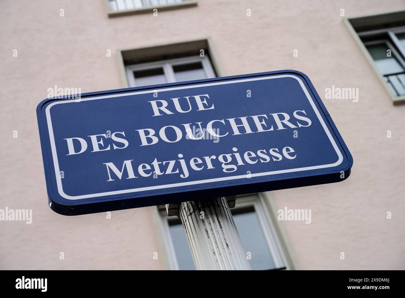 Zweisprachiges Straßenschild Deutsch Französisch, Straßburg, DÃ partement Bas-Rhin, Elsaß, Frankreich *** zweisprachiges Straßenschild Deutsch Französisch, Straßburg, DÃ partement Bas Rhin, Elsaß, Frankreich Stockfoto