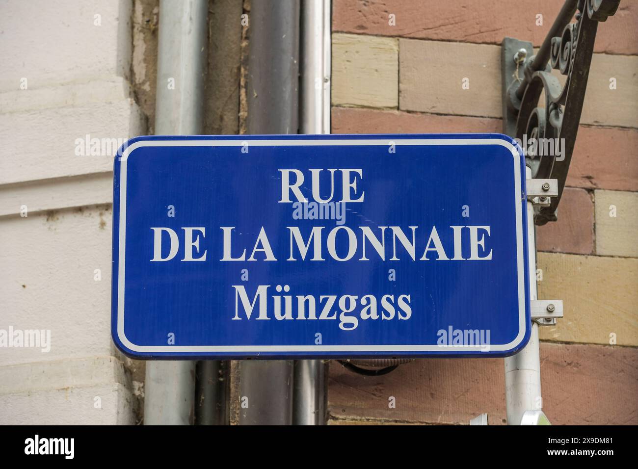 Zweisprachiges Straßenschild Deutsch Französisch, Straßburg, DÃ partement Bas-Rhin, Elsaß, Frankreich *** zweisprachiges Straßenschild Deutsch Französisch, Straßburg, DÃ partement Bas Rhin, Elsaß, Frankreich Stockfoto