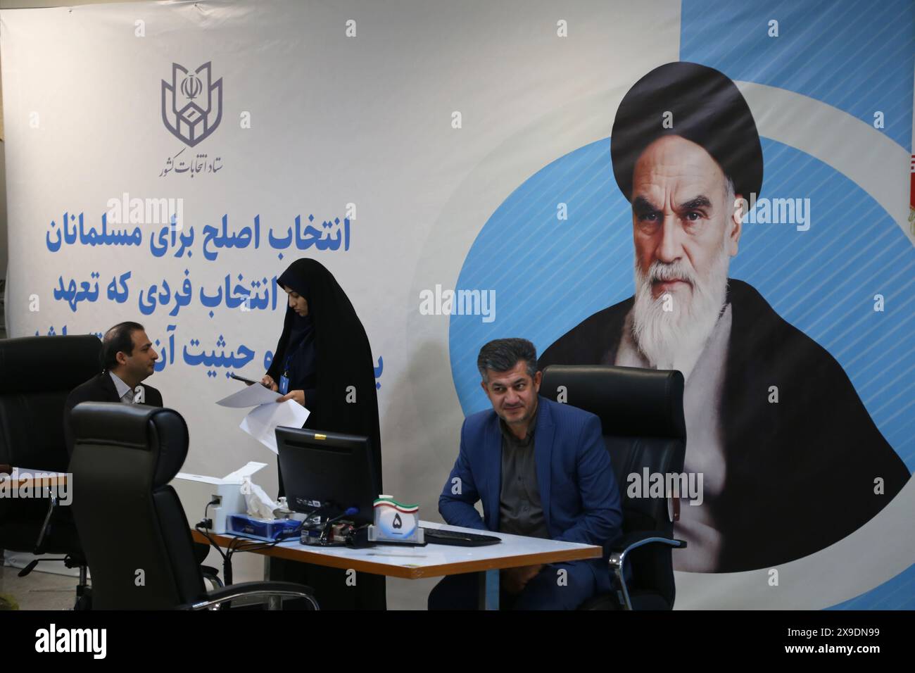 Teheran, Iran. 31. Mai 2024. Iranische Wahlbeamte nehmen vor den Präsidentschaftswahlen im Innenministerium in Teheran an einer Kandidatenmeldestelle Teil. Nachdem der Iran Präsident Ebrahim Raisi trauerte, der bei einem Hubschrauberabsturz ums Leben kam, konzentrierte sich der Fokus der Nation auf die Wahl seines Nachfolgers, wobei das konservative Lager einen Loyalisten zum obersten Führer Ayatollah Ali Khamenei suchte. Die Vorabstimmung zur Abstimmung vom 28. Juni hat das Feld für eine breite Palette von Hoffnungsvollen geöffnet. (Kreditbild: © Rouzbeh Fouladi/ZUMA Press Wire) NUR REDAKTIONELLE VERWENDUNG! Nicht für kommerzielle ZWECKE! Stockfoto