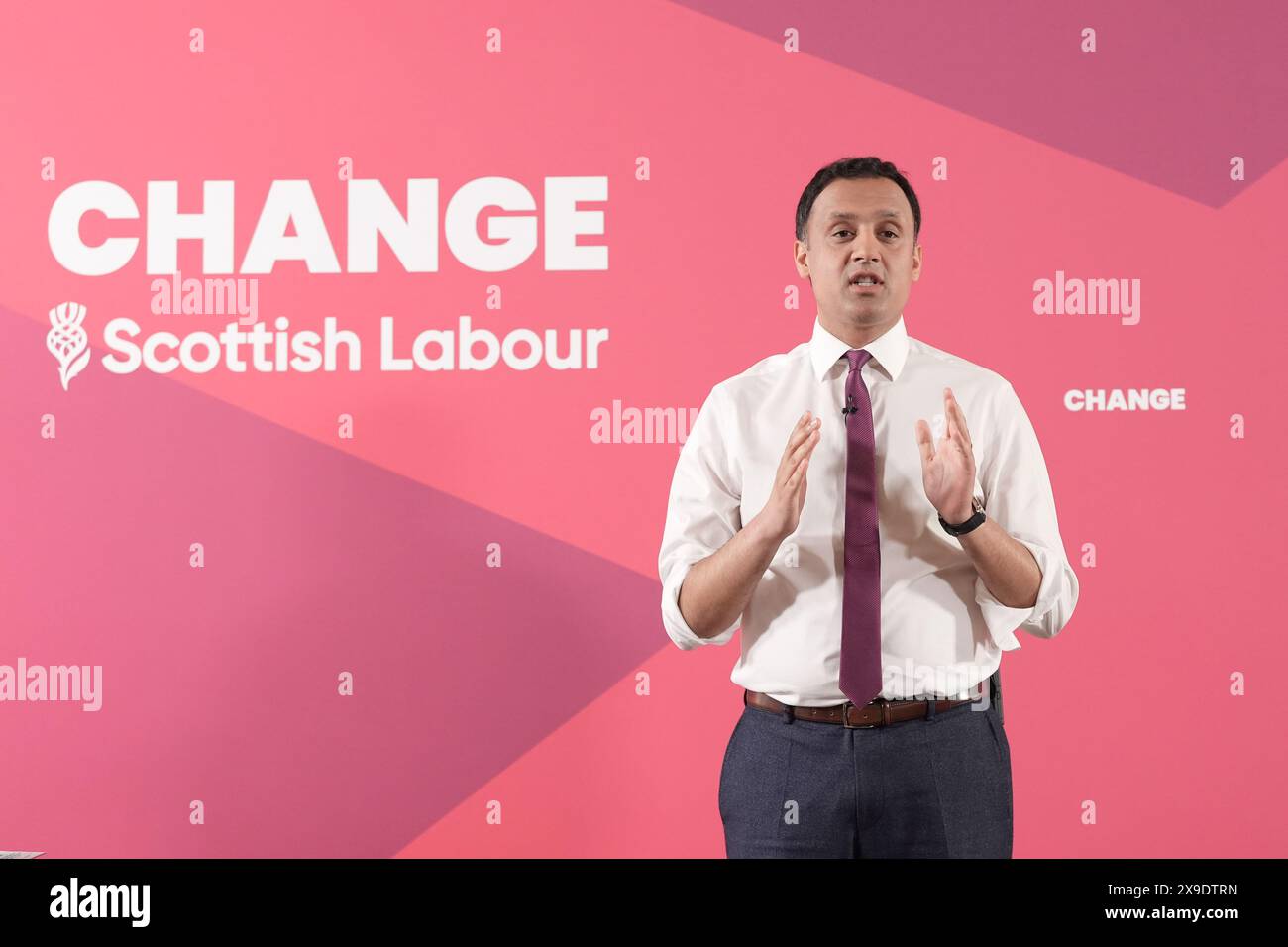 Anas Sarwar, der Vorsitzende der schottischen Labour Party, bei einer Auftaktveranstaltung für die sechs Schritte zur Veränderung von Labour – ihr Angebot an Schotten – im Beacons Art Centre am Custom House Quay, Greenock, während er sich auf dem Wahlkampfpfad der General Election befindet. Bilddatum: Freitag, 31. Mai 2024. Stockfoto