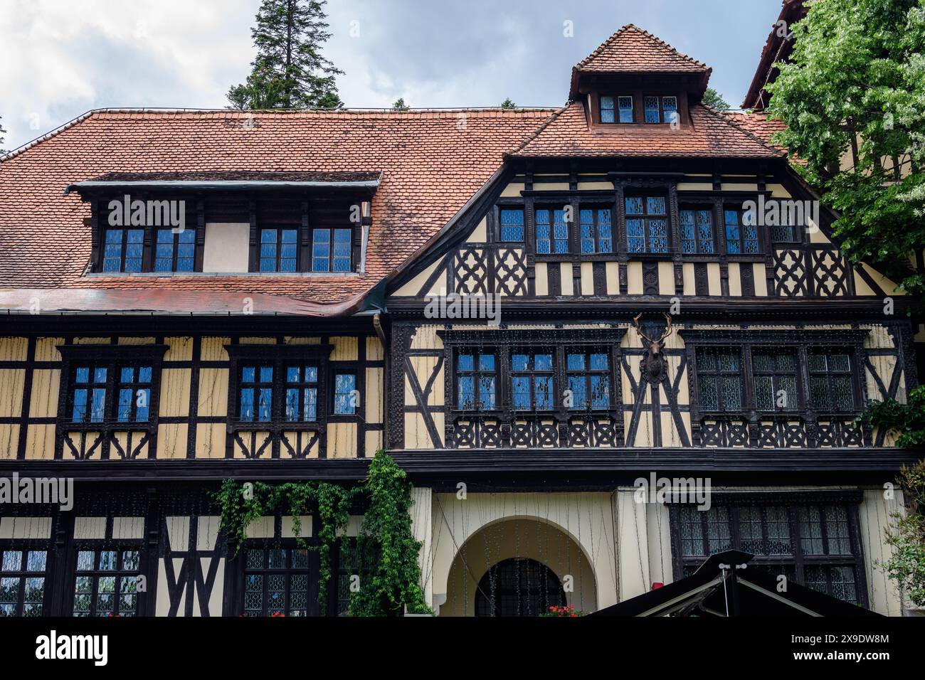 Sinaia, Rumänien - 3. Juli 2021: Alte historische Villa in der Nähe des Schlosses Peles, in der Nähe des Bucegi-Gebirges (Muntii Bucegi) im Prahova-Tal (Valea Pra Stockfoto