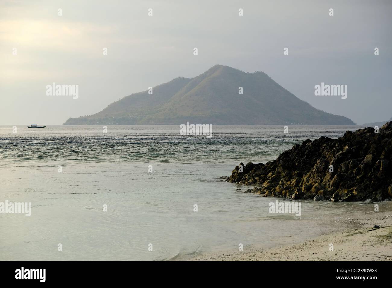 Indonesien Alor Island - Ozeanlandschaft vulkanischer Berg Stockfoto