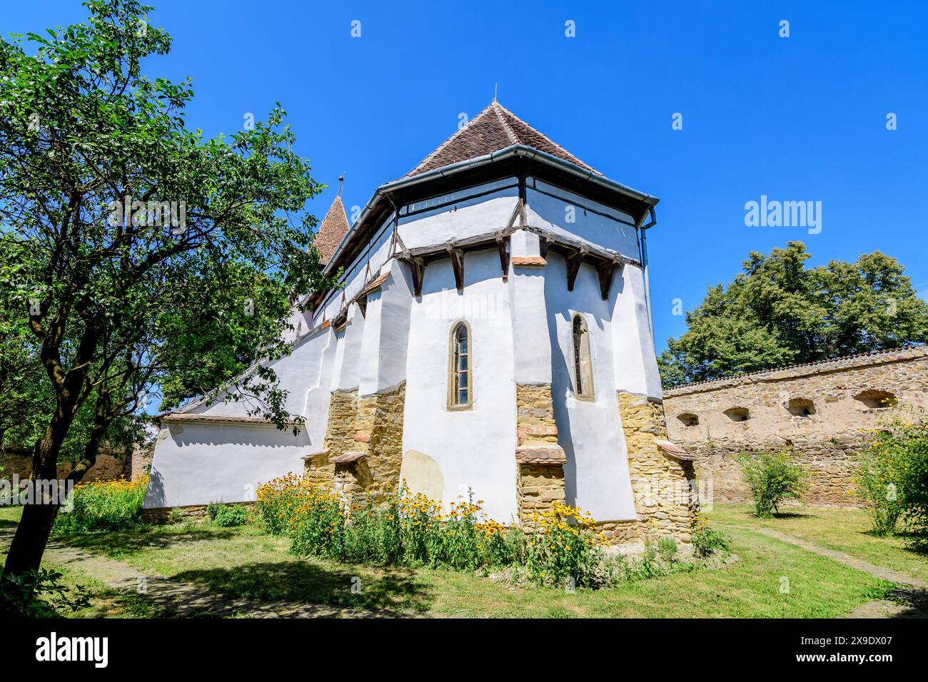 Altes Gebäude der Heiligen Peter und Paul Wehrkirche (Biserica Sfintii Apostoli Petru și Pavel) im Dorf Cincosr, in der Nähe von Fagaras in Siebenbürgen (TR Stockfoto