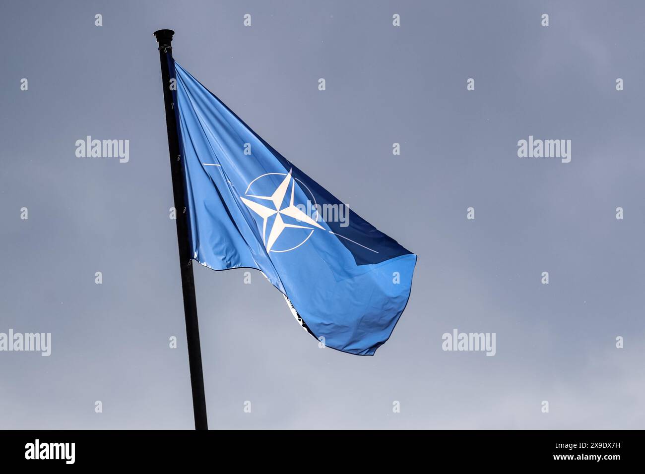 Prag, Tschechien. 31. Mai 2024. Am zweiten Tag des informellen Treffens der NATO-Außenminister in Prag, am 31. Mai 2024, in Prag, Tschechien, ist die NATO-Flagge auf dem Czernin-Palast zu sehen. Es ist das letzte Treffen der NATO-Vertreter vor dem hochrangigen Gipfel in Washington. Das Treffen konzentriert sich auf den Krieg Russlands in der Ukraine. (Foto: Dominika Zarzycka/SIPA USA) Credit: SIPA USA/Alamy Live News Stockfoto