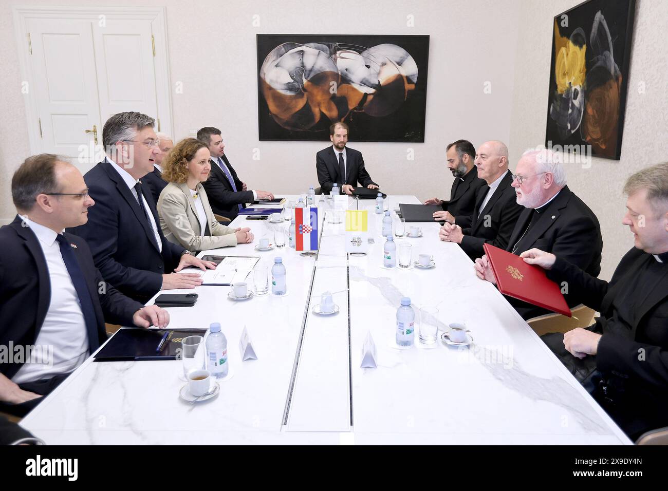 Zagreb, Kroatien. 31. Mai 2024. Premierminister Andrej Plenkovic empfing Paul Richard Gallagher, den Sekretär des Heiligen Stuhls für die Beziehungen zu den Staaten am 31. Mai 2024 in Zagreb, Kroatien. Foto: Patrik Macek/PIXSELL Credit: Pixsell/Alamy Live News Stockfoto