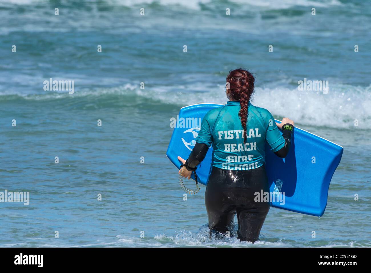 Ein Surfeinsteiger, der Spaß während einer Body Boarding Boogie Boarding-Lektion von der Fistral Beach Surf School in Newquay in Cornwall in Großbritannien hat. Stockfoto