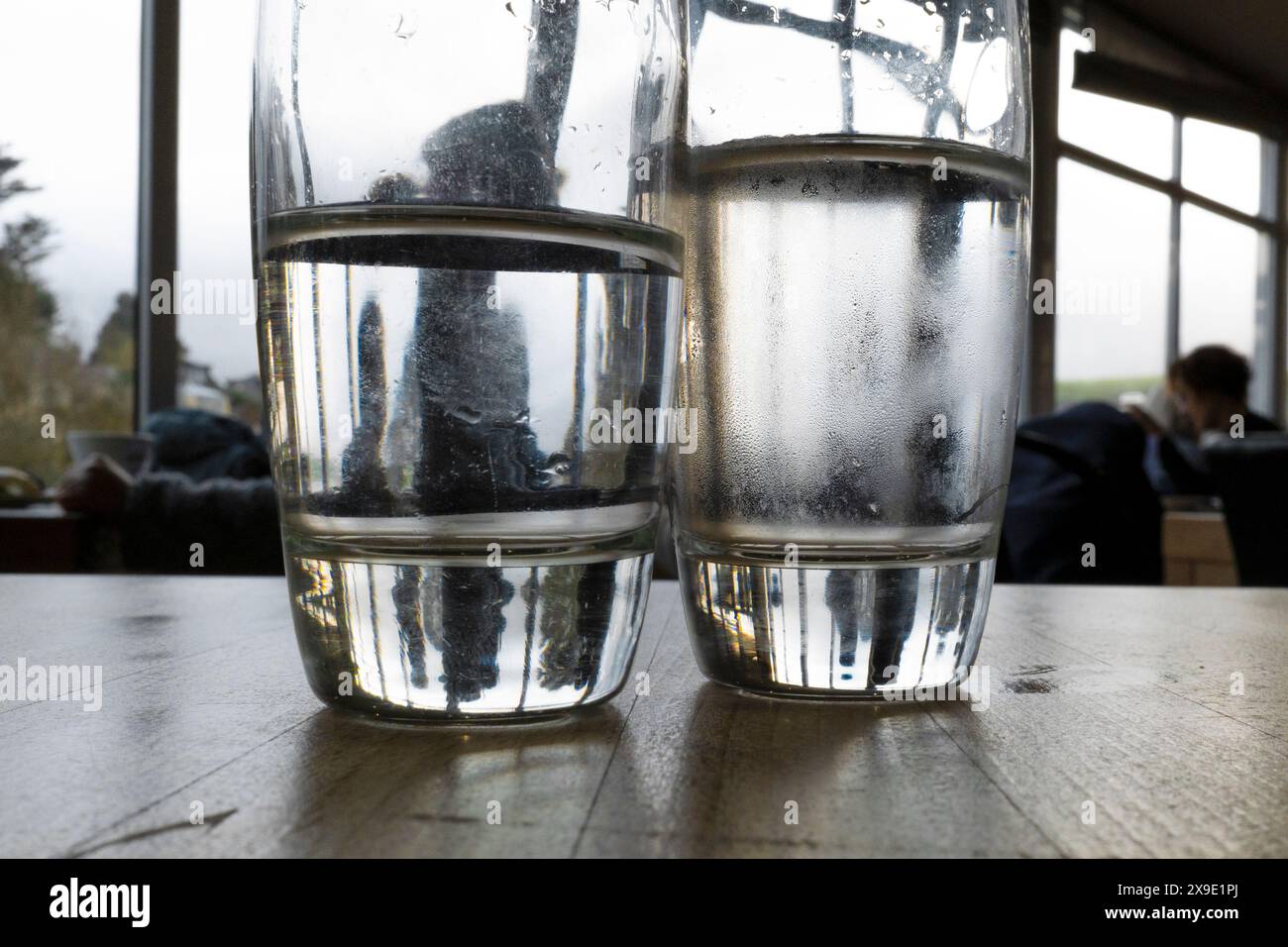 Eine Nahansicht des Wassers in Gläsern auf einem Tisch in einem Restaurant. Stockfoto