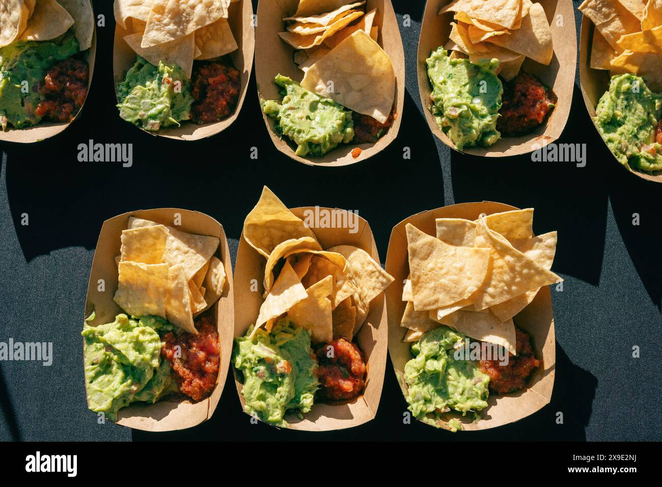 Blick von oben auf Chips, Salsa und Guacamole bei einer Veranstaltung im Freien Stockfoto