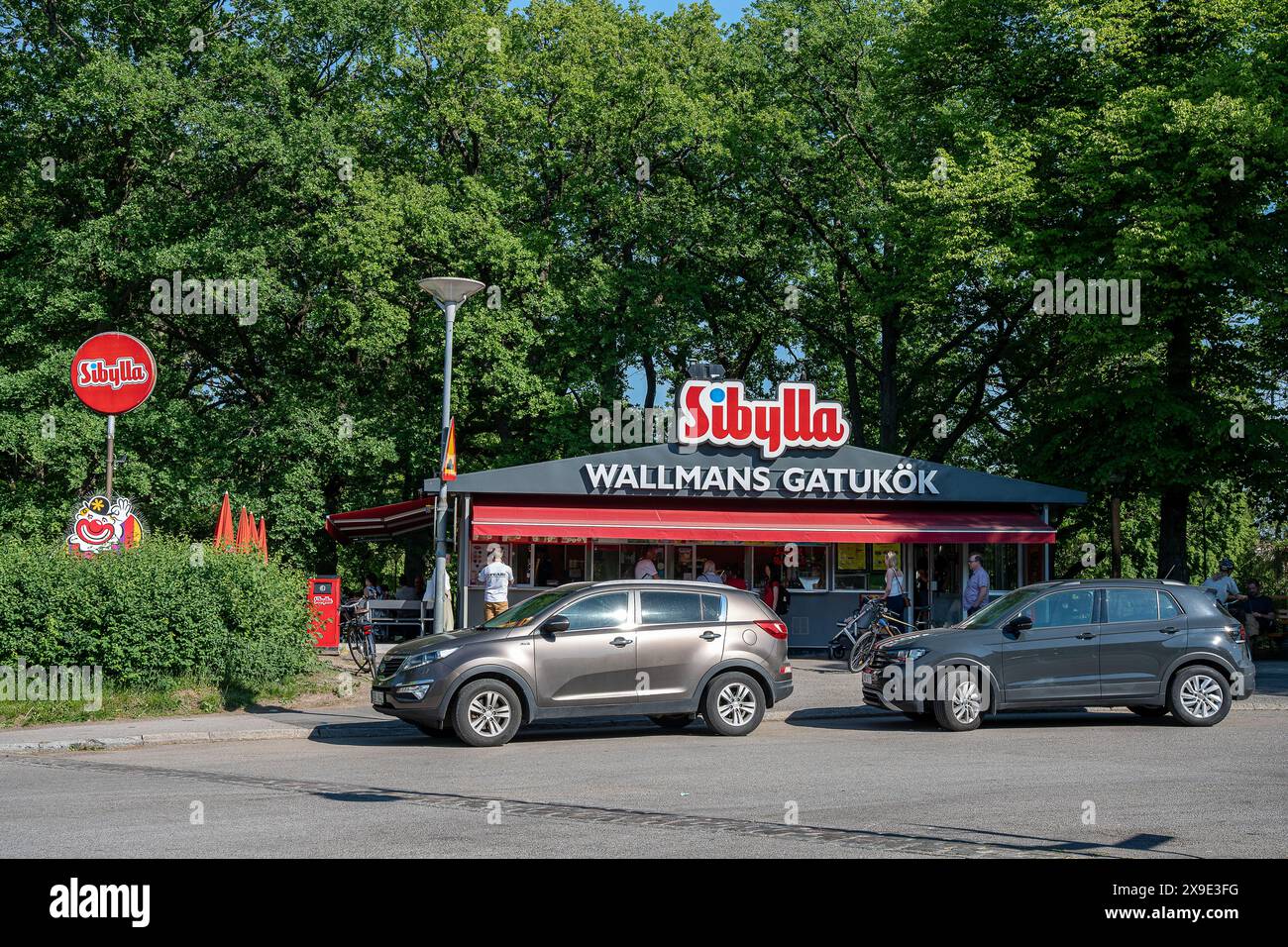 Traditioneller Hot Dog Kiosk neben dem Stadtpark Folkparken entlang der Nordpromenade in Norrköping, Schweden an einem Frühlingstag Ende Mai 2024. Stockfoto