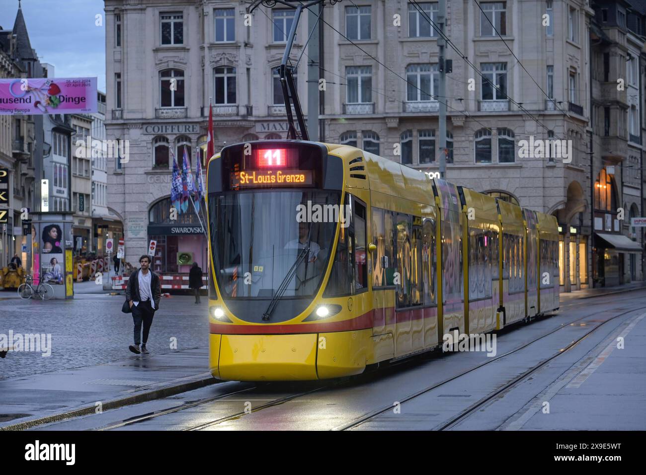 Straßenbahn am Marktplatz, Altstadt, Basel, Schweiz *** Straßenbahn am Marktplatz, Altstadt, Basel, Schweiz Stockfoto