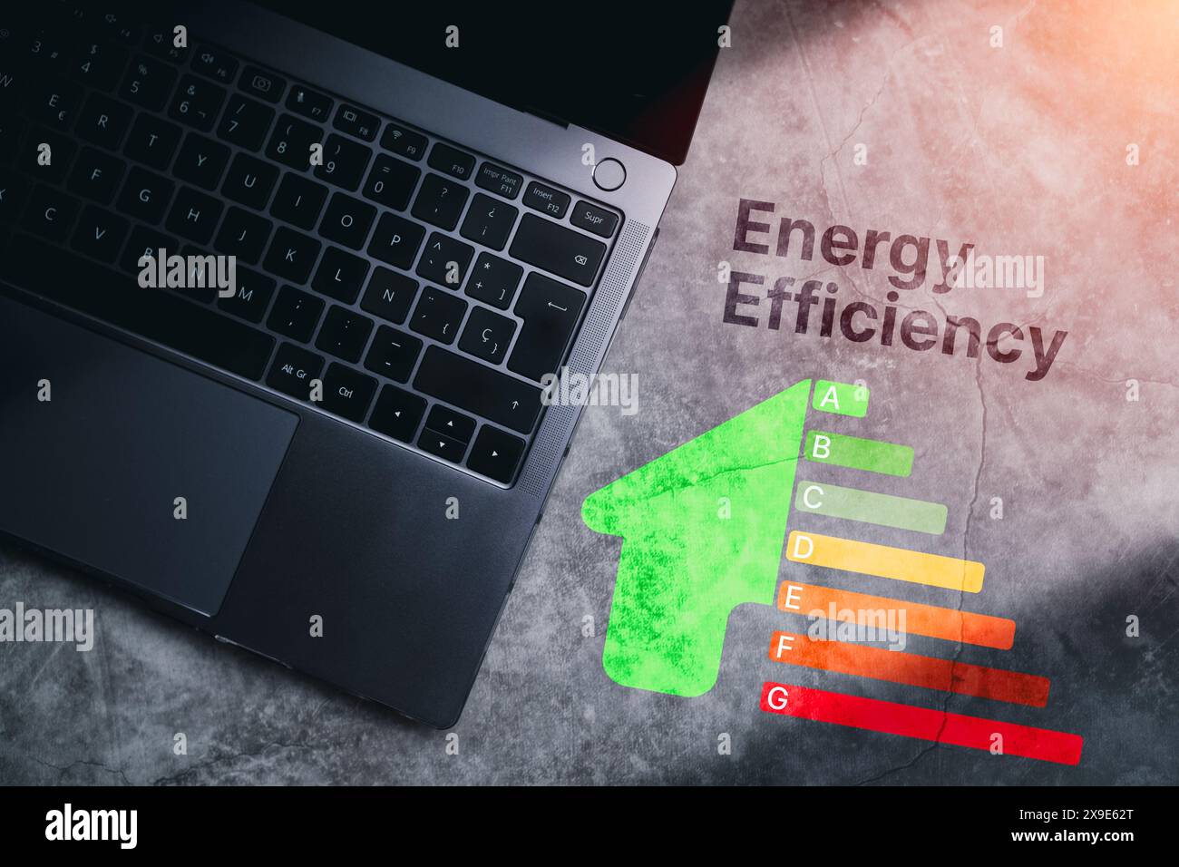 Desktop-Foto mit Energieeffizienzetiketten auf dem Schreibtisch. Niedriger Verbrauch und effiziente Produkte. Reduzieren Sie den CO2-Fußabdruck. Umweltfreundliches Unternehmen. Geringe CO2-Emissionen. Stockfoto