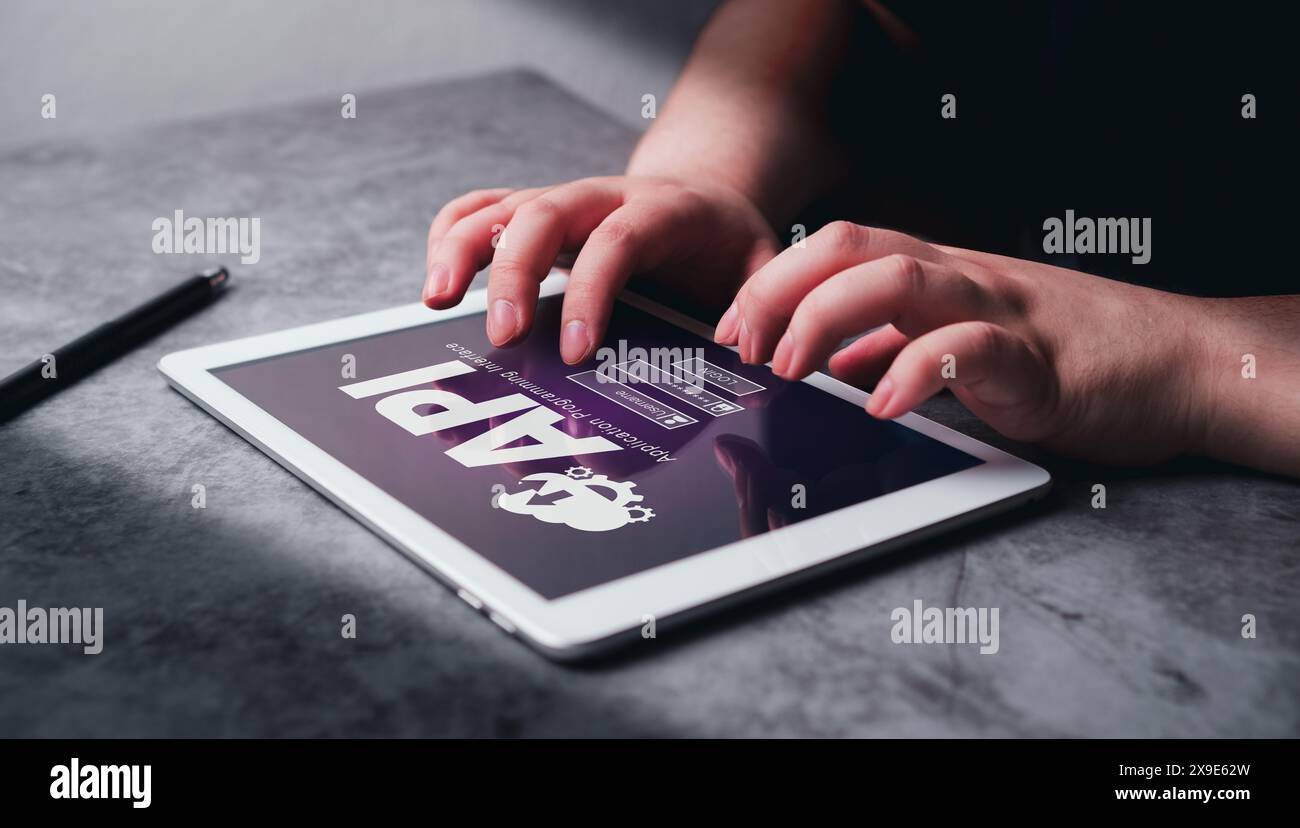 Frauen verwenden ein digitales Tablet mit API-Schnittstelle. Internet- und Technologiekonzept. Business, Programmierung, Schnittstelle, Anwendung und Netzwerk. Stockfoto