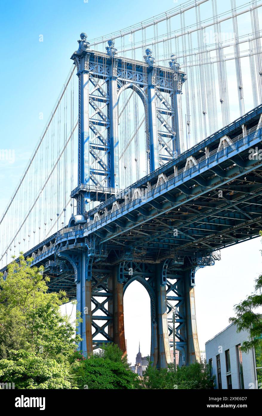 Blick auf Brooklyns Dumbo, Blick auf das Empire State Building durch den Bogen der Brooklyn Bridge, NYC, USA, Mai 2024 Stockfoto