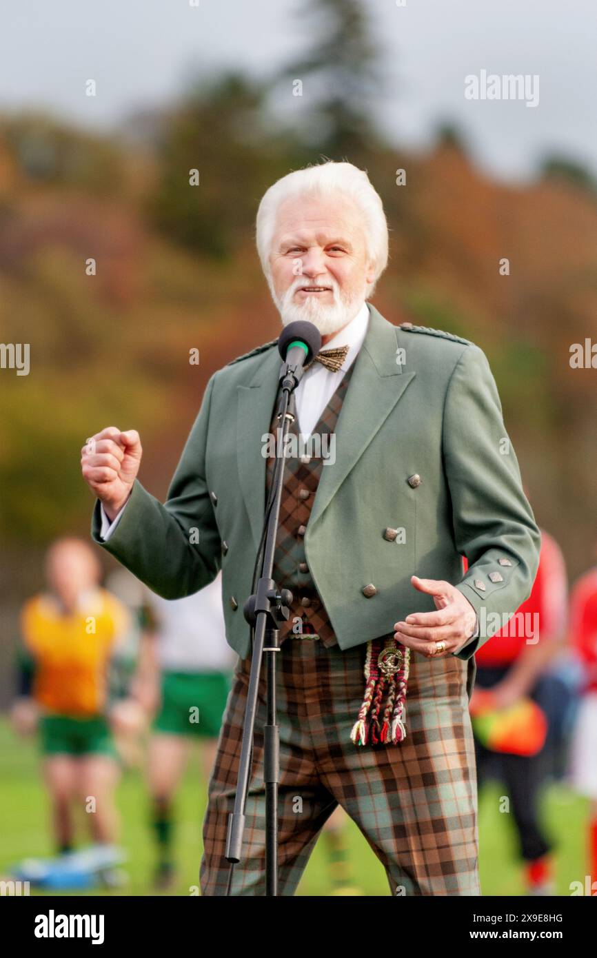 Ronald (Ronnie) Grant Browne, ein schottischer Folk-Musiker und Songwriter, trat 2009 vor der Shinty Hurling International auf. Stockfoto