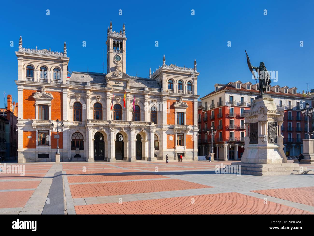 Valladolid, Spanien - 12. April 2024: Blick auf das Rathaus und die Plaza Mayor in der Innenstadt von Valladolid Stockfoto