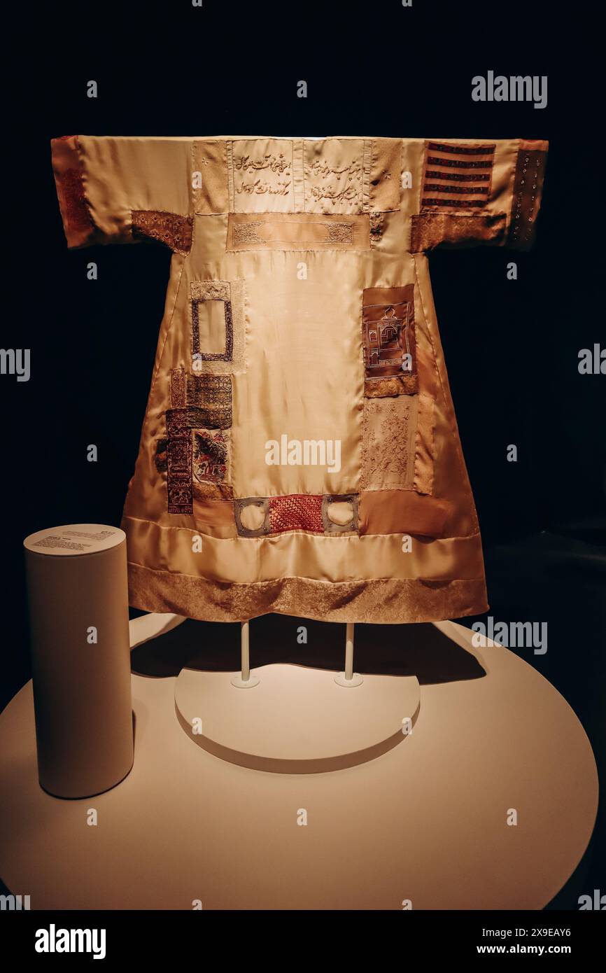 Doha, Katar - 1. Mai 2024: Abaya aus Safawidenseide, überzogen mit transparentem Chiffon, von Al Thani Stockfoto