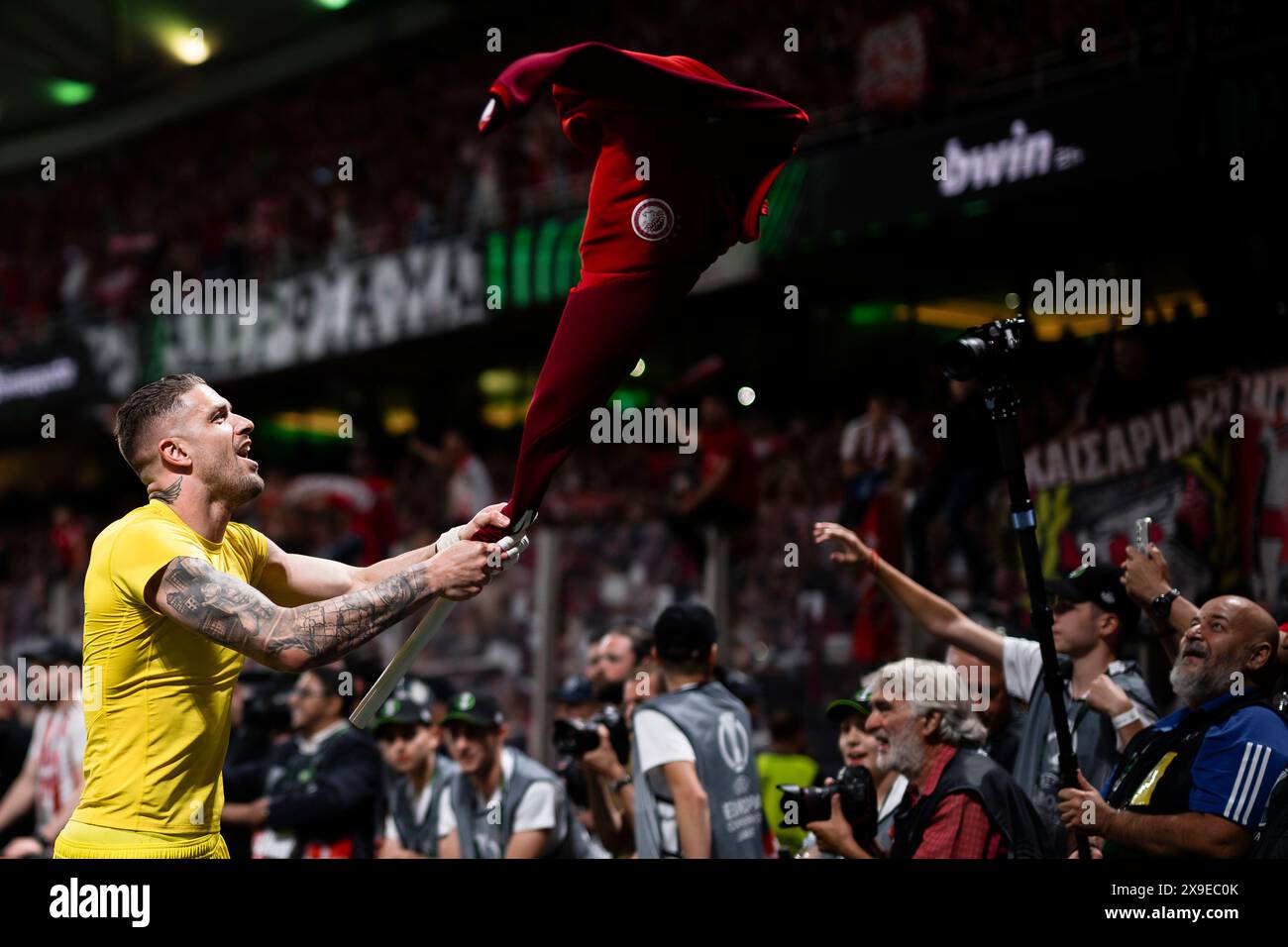 Athen, Griechenland. 29. Mai 2024. Alexandros Paschalakis vom Olympiacos FC feiert am Ende des Endspiels der UEFA Conference League zwischen Olympiacos FC und ACF Fiorentina. Quelle: Nicolò Campo/Alamy Live News Stockfoto