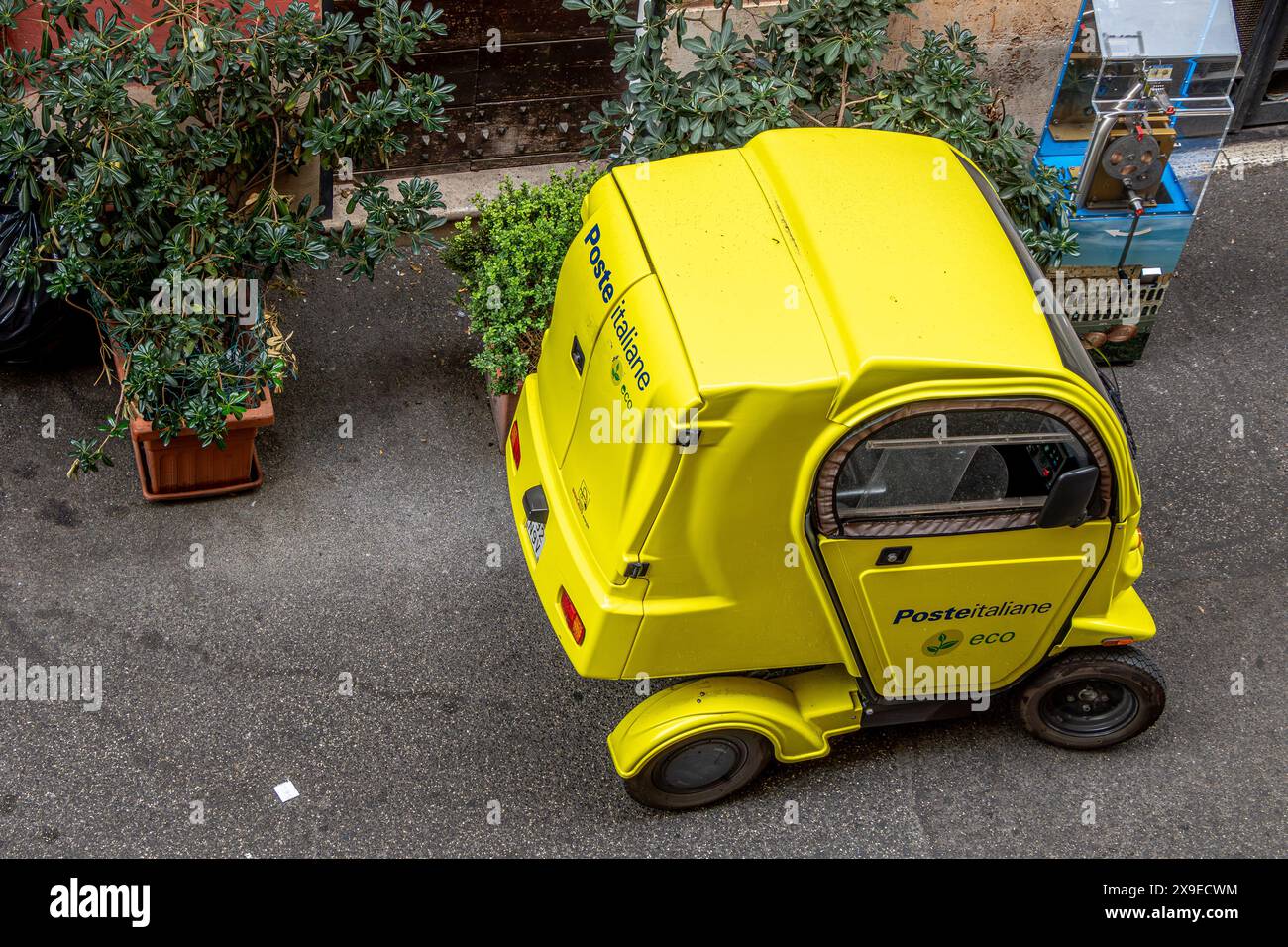 Ein elektrisches italienisches Poste Fahrzeug parkte an der Via del Bufalo, einer engen Straße in Rom, Italien Stockfoto