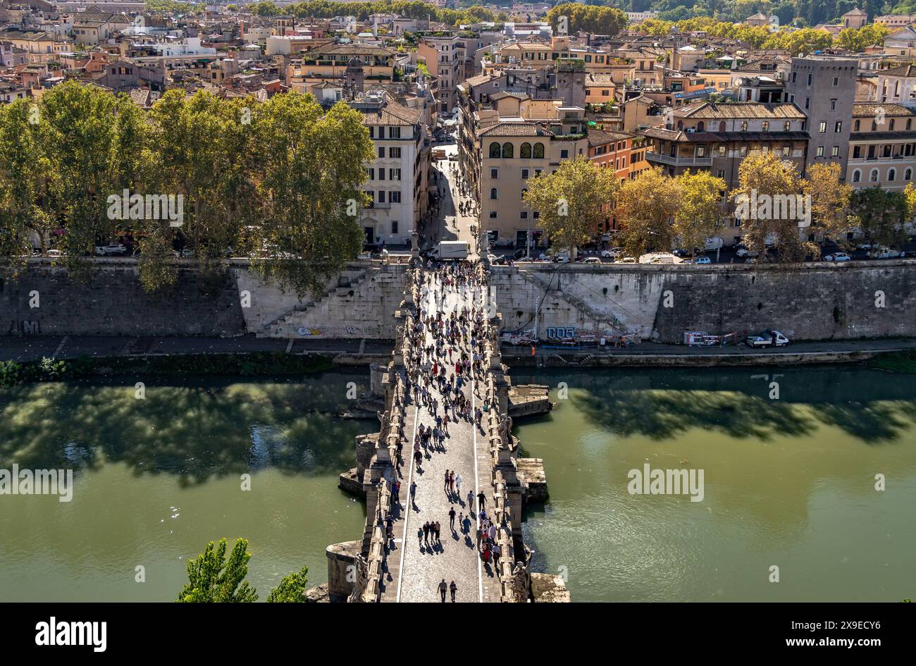 Menschenmassen gehen über die Ponte Sant'Angelo, eine berühmte Brücke, die den Tiber in Rom überquert, von Castel Sant'Angelo aus gesehen, Rom, Italien Stockfoto