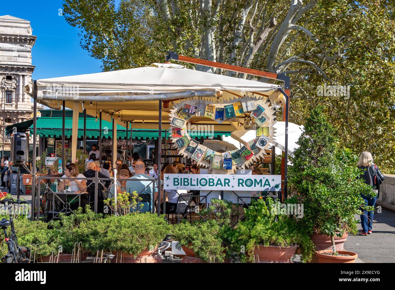 Gäste genießen Speisen und Getränke in der BiblioBar in Rom, Italien Stockfoto