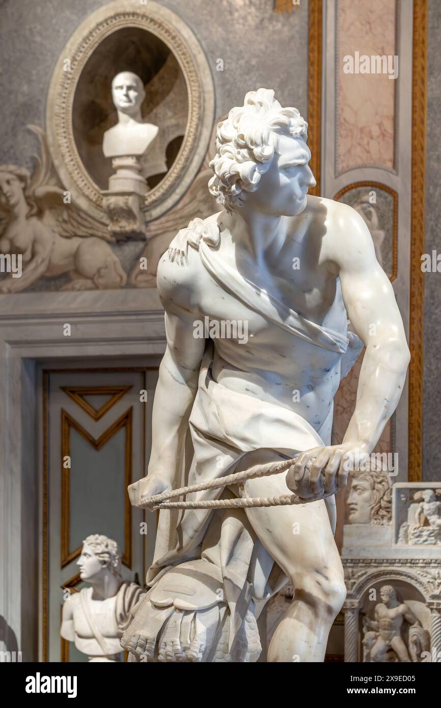 David, eine lebensgroße Marmorskulptur von Gian Lorenzo Bernini, bevor er den Stein nach Goliath, Galleria Bhorghese, Rom, Italien schleudert Stockfoto