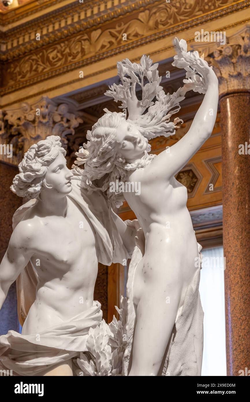 Apollo und Daphne, eine lebensgroße Marmorskulptur von Gian Lorenzo Bernini, die zwischen 1622 und 1625 in der Galleria Borghese, Rom, Italien, ausgeführt wurde Stockfoto