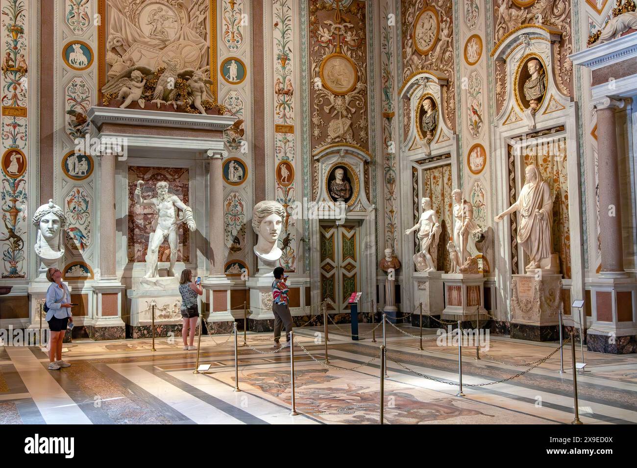 In der beeindruckenden Halle Mariano Rossi in der Galleria Borghese, Rom, Italien, bewundern Sie die Skulpturen und großen Büsten und andere Kunstwerke Stockfoto