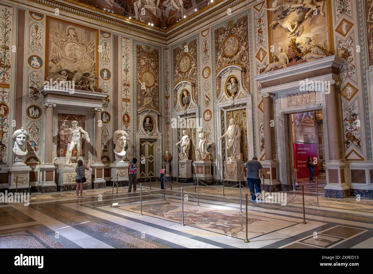 In der beeindruckenden Halle Mariano Rossi in der Galleria Borghese, Rom, Italien, bewundern Sie die Skulpturen und großen Büsten und andere Kunstwerke Stockfoto
