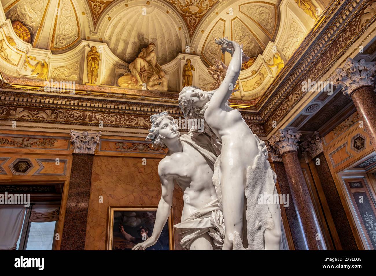 Apollo und Daphne, eine lebensgroße Marmorskulptur von Gian Lorenzo Bernini, die zwischen 1622 und 1625 in der Galleria Borghese, Rom, Italien, ausgeführt wurde Stockfoto