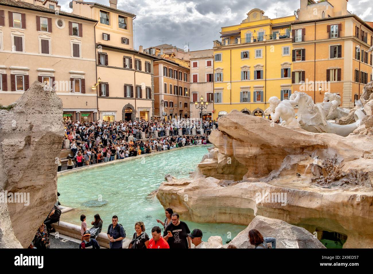 Menschenmassen am Trevi-Brunnen, vielleicht der berühmteste Brunnen der Welt, Rom, Italien Stockfoto
