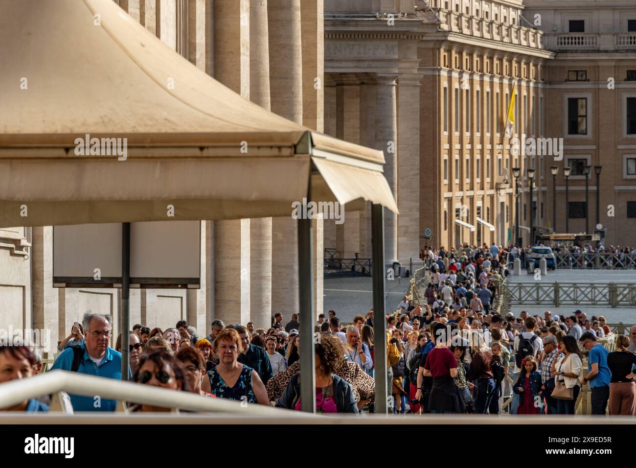Lange Schlange am Petersplatz, Schlange, um den Petersdom, Vatikanstadt, zu betreten Stockfoto