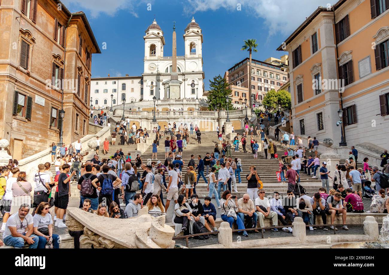 Menschenmassen an der Spanischen Treppe auf der Piazza di Spagna, ein beliebtes Wahrzeichen in Rom, Italien Stockfoto
