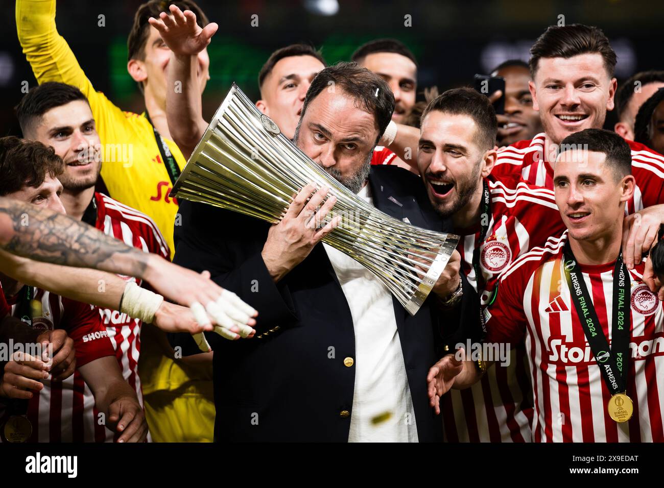 Athen, Griechenland. 29. Mai 2024. Evangelos Marinakis küsst die Trophäe während des Endspiels der UEFA Conference League zwischen Olympiacos FC und ACF Fiorentina. Quelle: Nicolò Campo/Alamy Live News Stockfoto