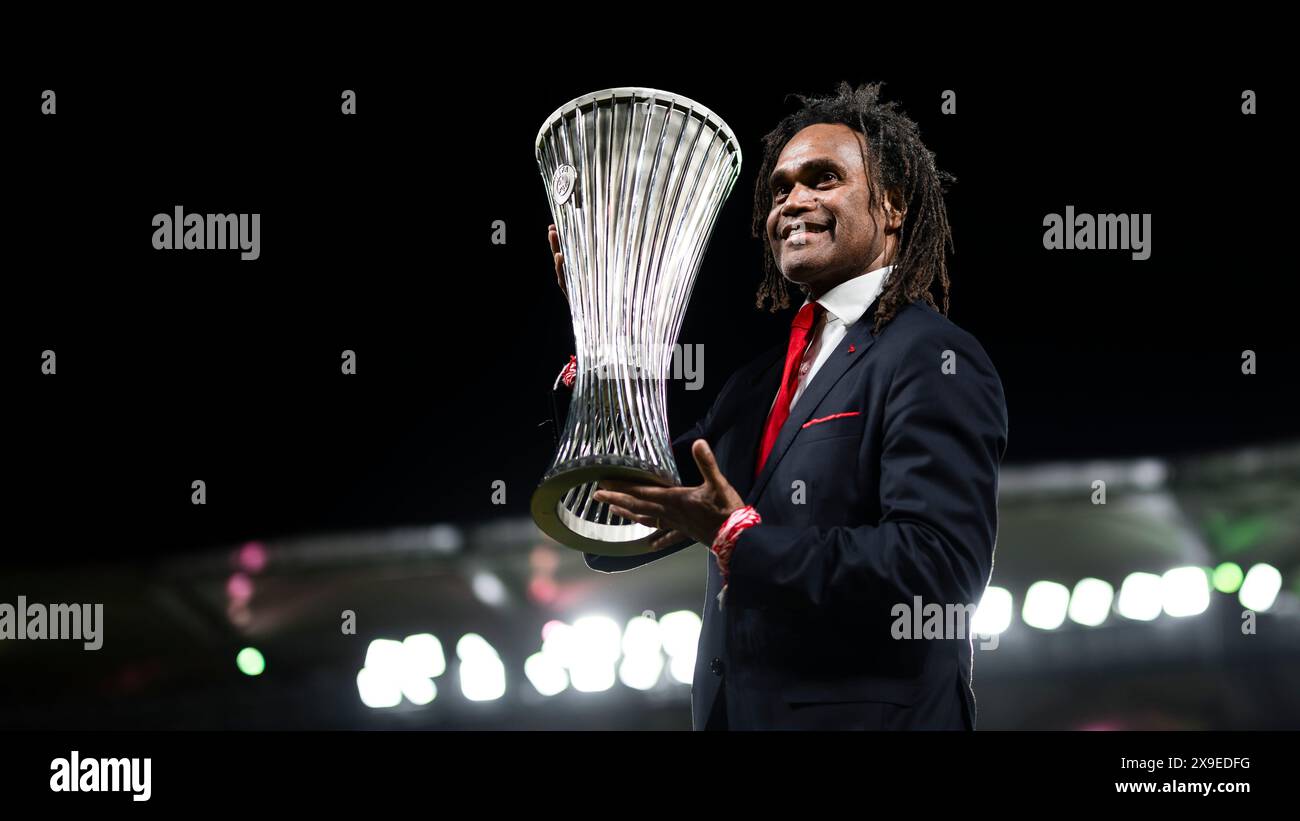 Athen, Griechenland. 29. Mai 2024. Christian Karembeu hält die Trophäe während der Preisverleihung nach dem Finale der UEFA Conference League zwischen Olympiacos FC und ACF Fiorentina. Quelle: Nicolò Campo/Alamy Live News Stockfoto