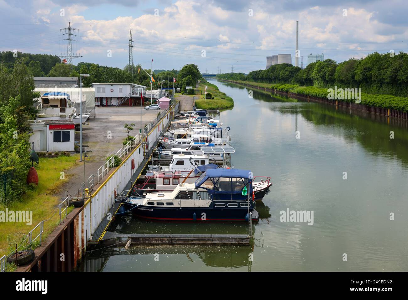 Hamm, Nordrhein-Westfalen, Deutschland - Landschaft am Datteln-Hamm-Kanal, vorne Yacht-Club Hamm e.V., hinter RWE Generation SE Gersteinwerk powe Stockfoto