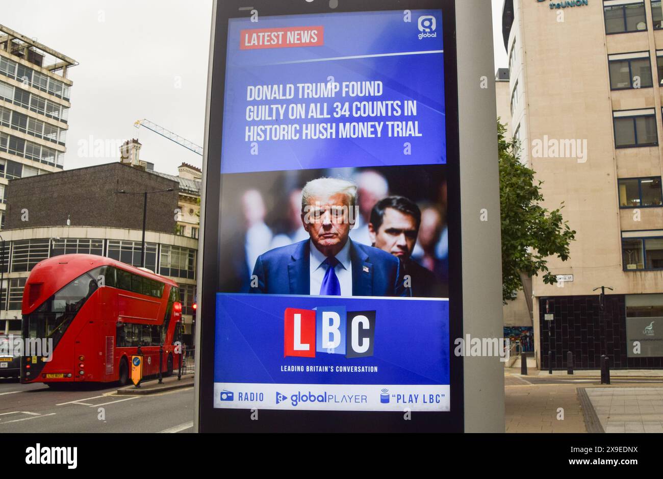 London, Großbritannien. 31. Mai 2024. Auf einem Bildschirm im Zentrum Londons wird eine LBC-Nachricht über das schuldig-Urteil des ehemaligen Präsidenten Donald Trump gezeigt. Trump wurde in 34 Fällen wegen Fälschung von Geschäftsunterlagen wegen einer Schweigegeldzahlung an Stormy Daniels für schuldig befunden. Quelle: Vuk Valcic/Alamy Live News Stockfoto