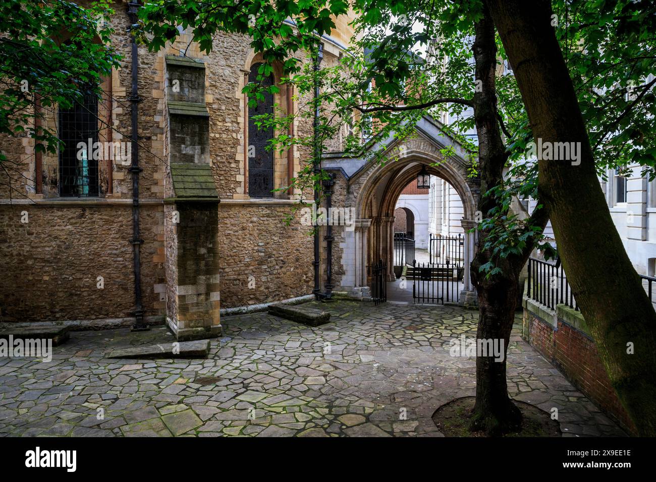 LONDON, GROSSBRITANNIEN - 19. SEPTEMBER 2014: Dies ist der Überrest der historischen Residenz der Templer - der Temple Church, die im 12. Jahrhundert erbaut wurde Stockfoto