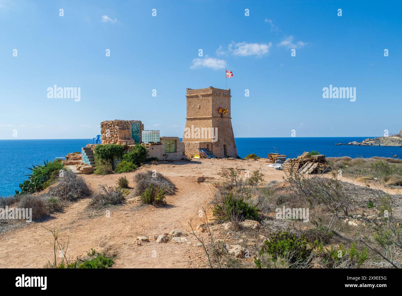 Mellieħa, Malta - 1. Oktober 2018: Flagge auf dem Għajn Tuffieħa-Turm mit Blick auf das Meer wurde 1637 fertiggestellt. Stockfoto