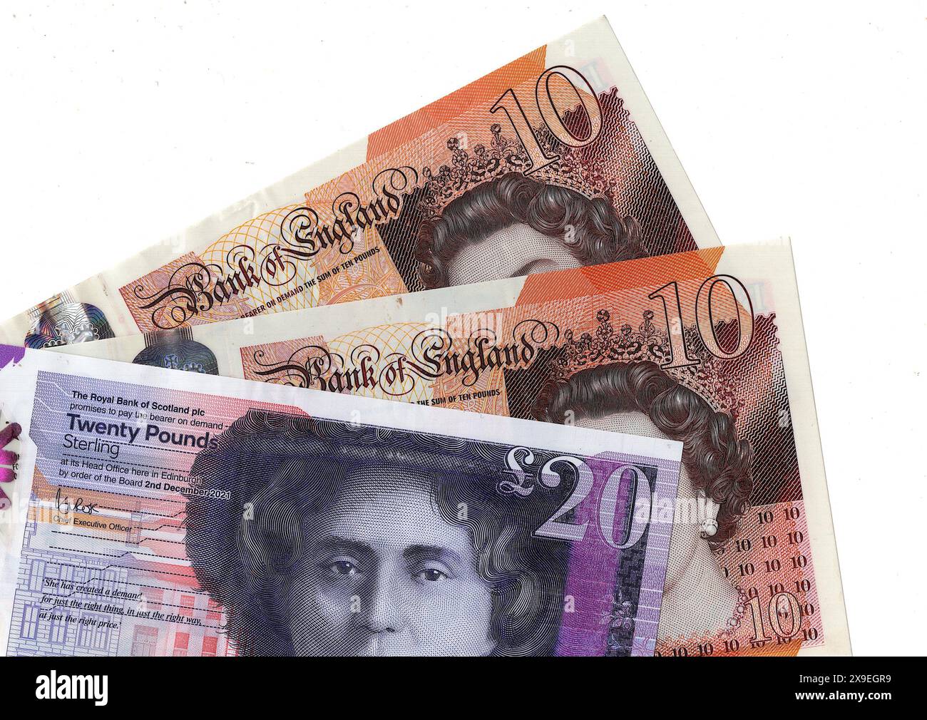 Nahaufnahme einer modernen 20-Pfund-Schottischen Polymer-Banknote und 10-Pfund-Banknoten aus Großbritannien auf weißem Hintergrund. Stockfoto