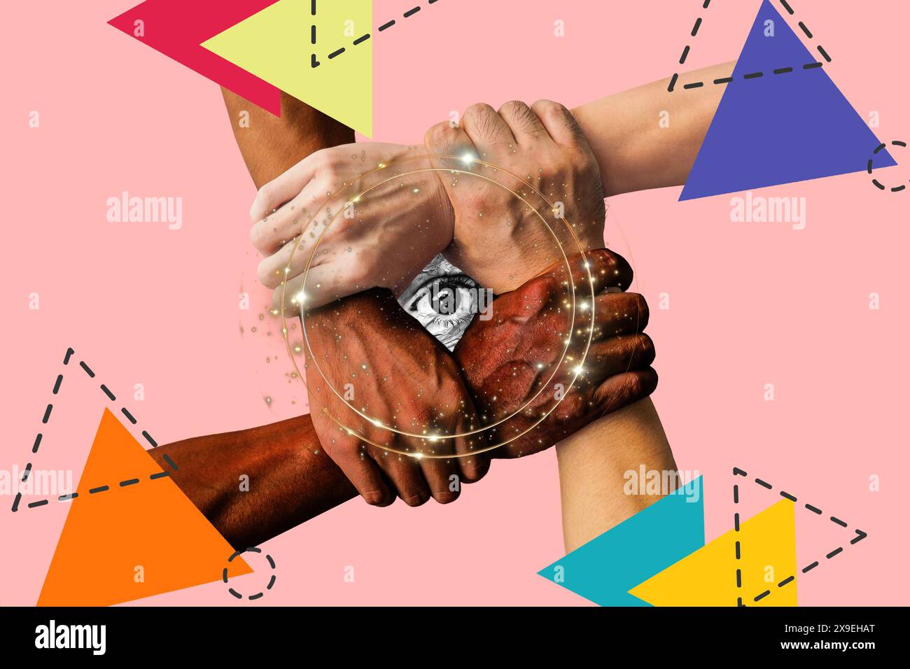Collage aus schwarz-weißen Händen, die sich gegenseitig die Handgelenke halten, mit einem Auge in der Mitte auf rosa Hintergrund mit farbigen Dreiecken Stockfoto