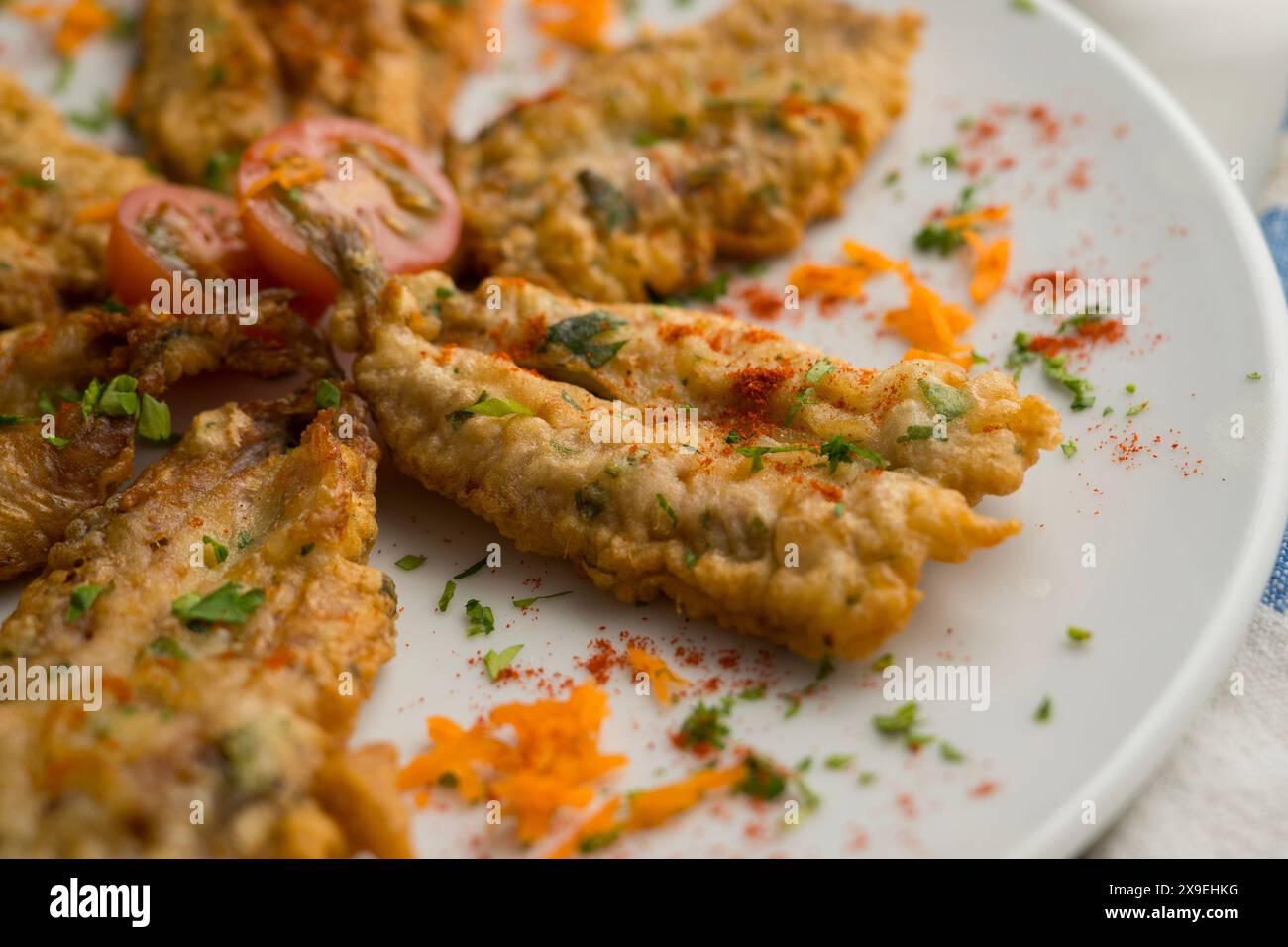 Tapa von Sardellen, mit Mehl und Ei in einem spanischen Restaurant. Traditionelle Tapa der spanischen Gastronomie. Stockfoto