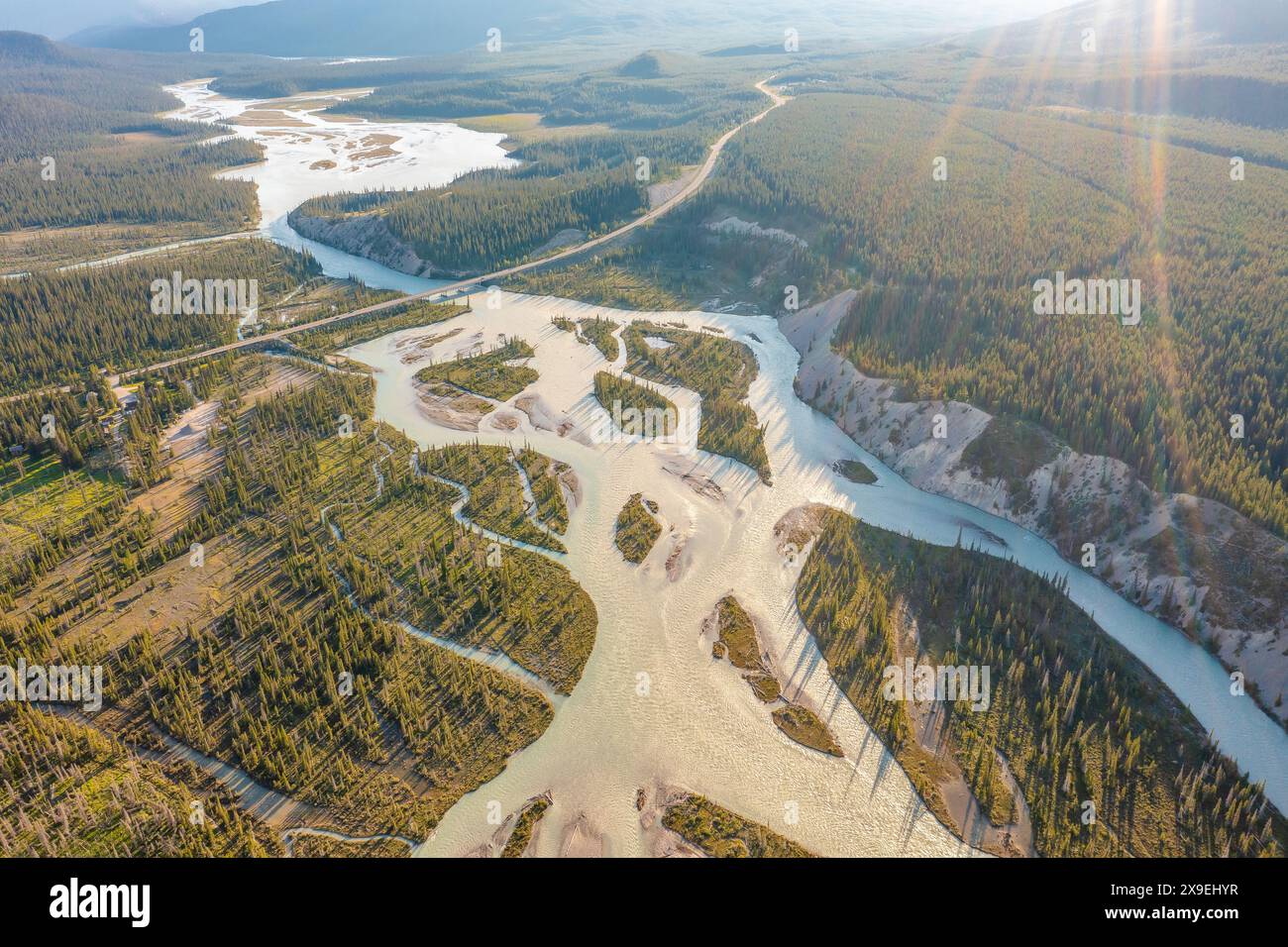 Drohnenaufnahmen von sich gewundenen Flüssen während der Flut im Sonnenlicht. Wald, Felsen. Nordegg, Alberta, Kanada Stockfoto