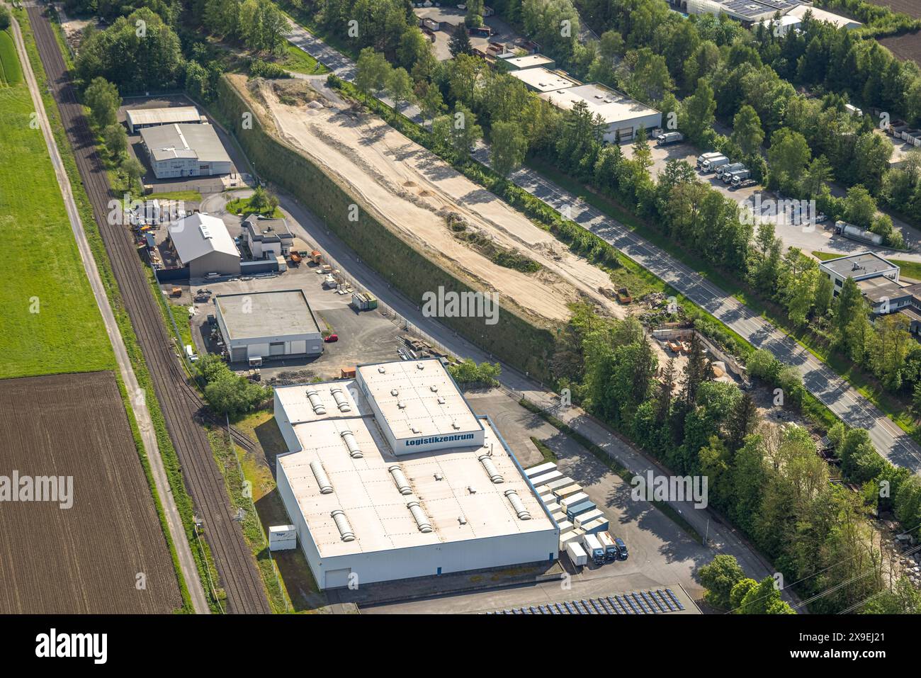 Luftbild, Gewerbegebiet im Öhler, Fernsicht mit Blick nach Velmede und Ruhrtalbrücke Velmede, Logistikzentrum Spediiton Häger, Hügellandschaft, Wiesen und Felder, Velmede, Bestwig, Sauerland, Nordrhein-Westfalen, Deutschland ACHTUNGxMINDESTHONORARx60xEURO *** Luftansicht, Industriegebiet im Öhler, Fernsicht mit Blick auf Velmede und Ruhrtalbrücke Velmede, Logistikzentrum Spediiton Häger, hügelige Landschaft, Wiesen und Felder, Velmede, Bestwig, Sauerland, Nordrhein-Westfalen, Deutschland ATTENTIONxMINDESTHONORARx60xEURO Stockfoto