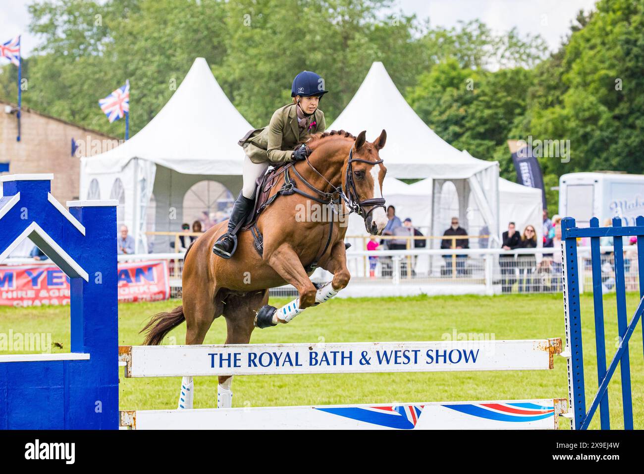 SHEPTON MALLET, SOMERSET, UK, 31. Mai 2024 Action vom Mounted Team Relay Show Jumping Event bei der Royal Bath and West Show. John Rose/Alamy Live News Stockfoto