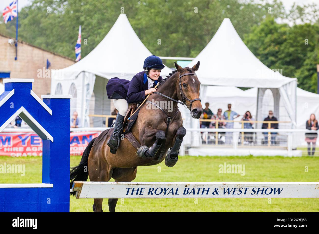 SHEPTON MALLET, SOMERSET, UK, 31. Mai 2024 Action vom Mounted Team Relay Show Jumping Event bei der Royal Bath and West Show. John Rose/Alamy Live News Stockfoto