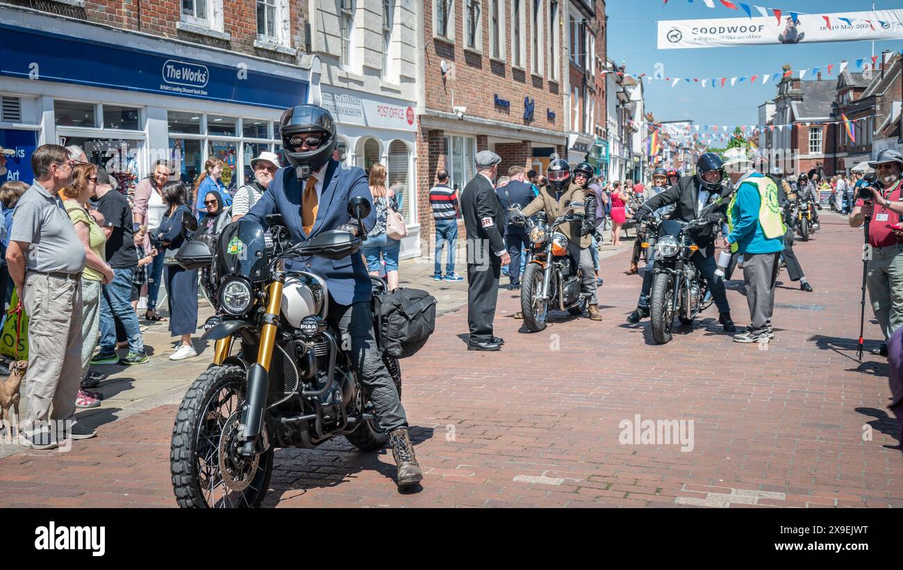 Klassische und Vintage-Motorräder, elegante Kleidung und Fahrten, um Geld und Bewusstsein für die psychische Gesundheit der Männer und Prostatakrebs Forschung zu sammeln. Stockfoto